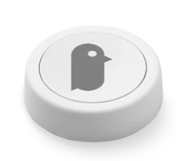 Der Pingu Button: ein runder weisser Taster mit dem Pinguin darauf.